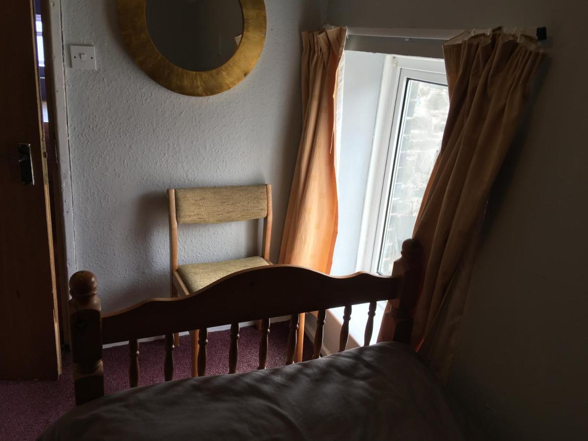 Pantyrathro International Hostel 카마던 외부 사진