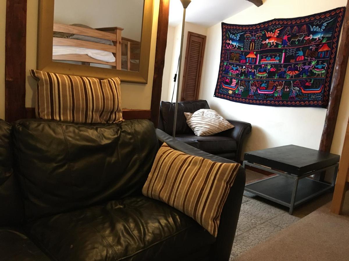 Pantyrathro International Hostel 카마던 외부 사진